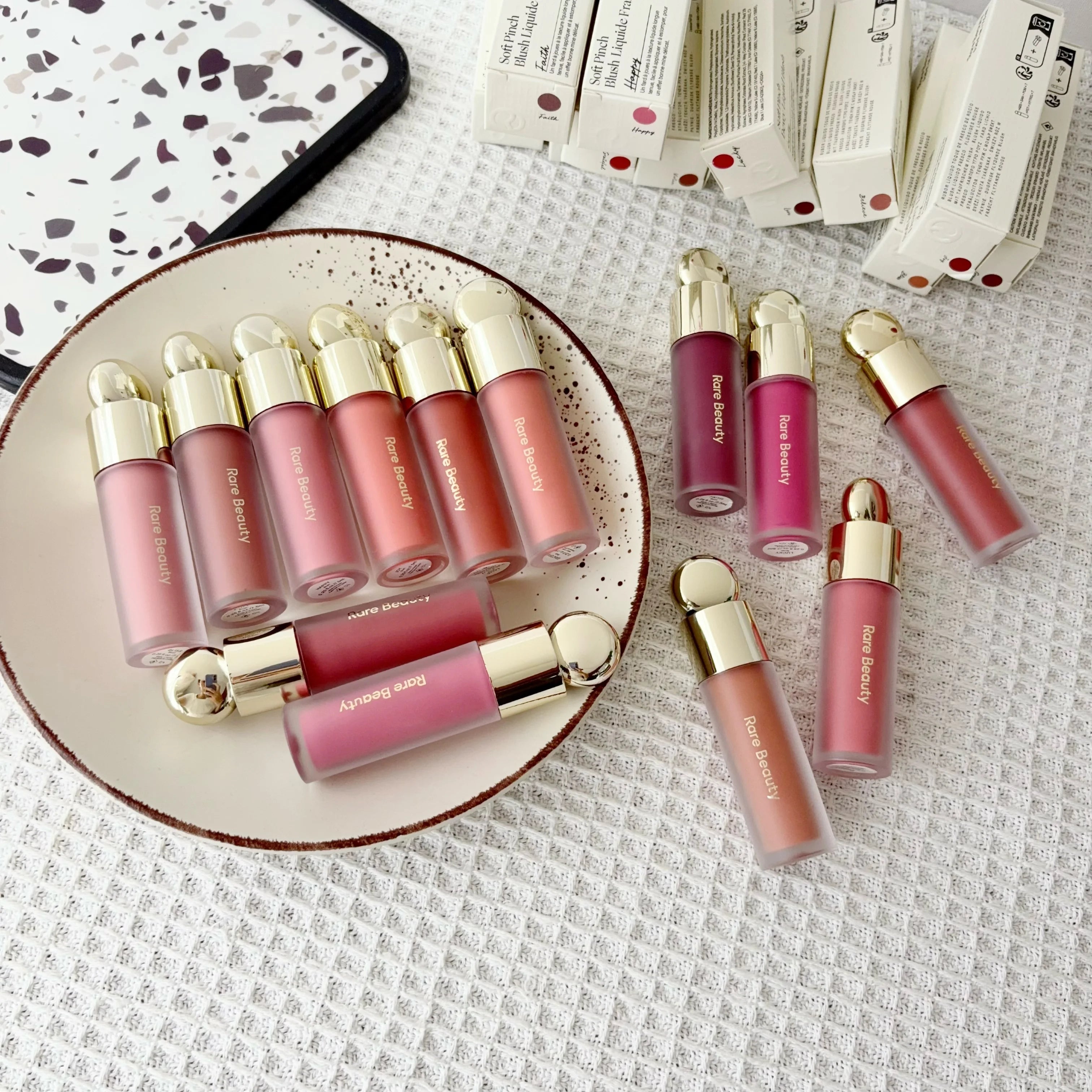 Rare Beauty Soft Pinch Liquid Blush, fini soyeux, léger, respirant, longue tenue, effet repulpant, Hope Love Virtue Happy Wonder Worth