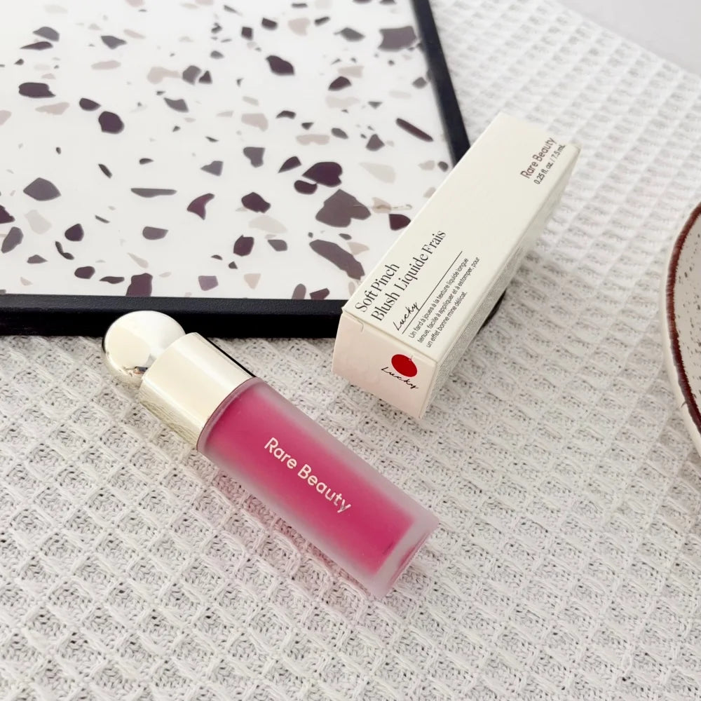 Rare Beauty Soft Pinch Liquid Blush, fini soyeux, léger, respirant, longue tenue, effet repulpant, Hope Love Virtue Happy Wonder Worth