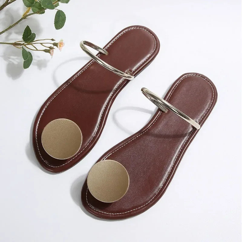 Tongs d'été concises à fines bretelles dorées pour femmes, sandales à la mode avec boutons ronds, diapositives plates, pantoufles de plage décontractées, 2025