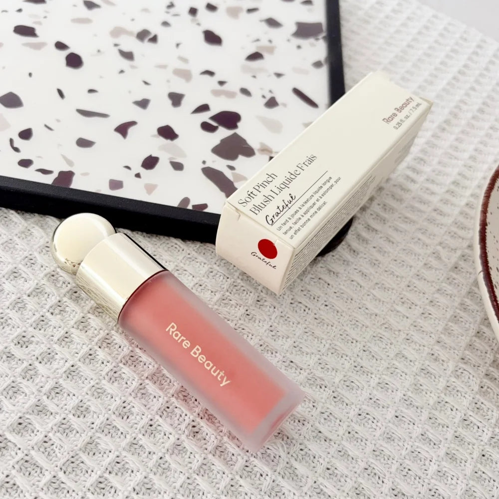 Rare Beauty Soft Pinch Liquid Blush, fini soyeux, léger, respirant, longue tenue, effet repulpant, Hope Love Virtue Happy Wonder Worth