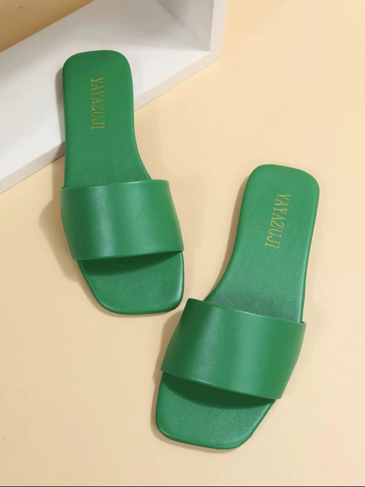 Sandales de mode pour femmes 2026 Nouvelles chaussures plates d'été à bout carré, mules d'intérieur et de rue pour filles, claquettes de plage grande taille