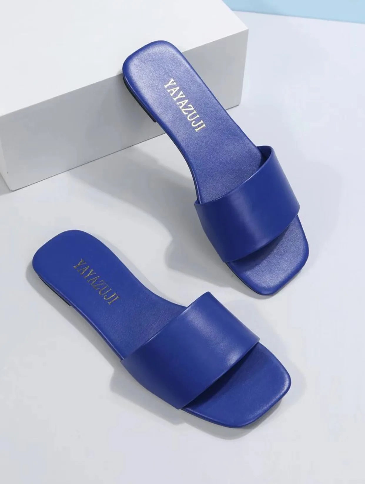 Sandales de mode pour femmes 2026 Nouvelles chaussures plates d'été à bout carré, mules d'intérieur et de rue pour filles, claquettes de plage grande taille