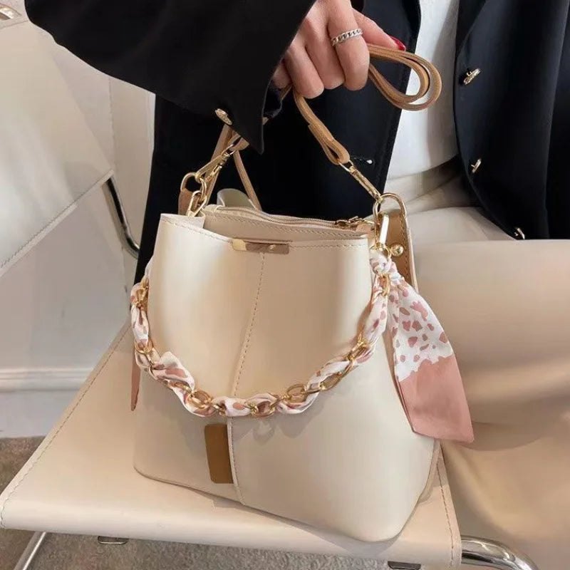 Sac à bandoulière de luxe pour femmes, sac seau de grande capacité avec chaîne de ruban, sac à bandoulière pour les déplacements, nouvelle collection
