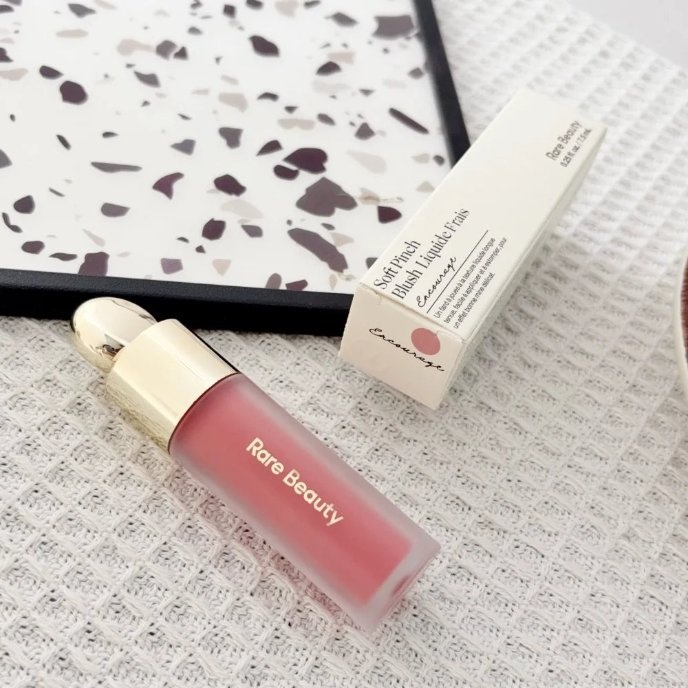Rare Beauty Soft Pinch Liquid Blush, fini soyeux, léger, respirant, longue tenue, effet repulpant, Hope Love Virtue Happy Wonder Worth