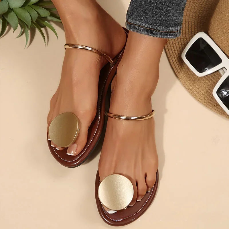 Tongs d'été concises à fines bretelles dorées pour femmes, sandales à la mode avec boutons ronds, diapositives plates, pantoufles de plage décontractées, 2025