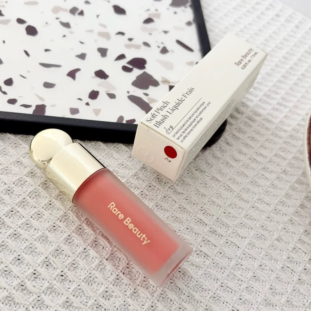 Rare Beauty Soft Pinch Liquid Blush, fini soyeux, léger, respirant, longue tenue, effet repulpant, Hope Love Virtue Happy Wonder Worth