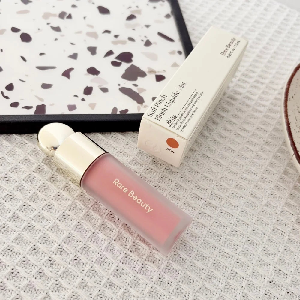 Rare Beauty Soft Pinch Liquid Blush, fini soyeux, léger, respirant, longue tenue, effet repulpant, Hope Love Virtue Happy Wonder Worth