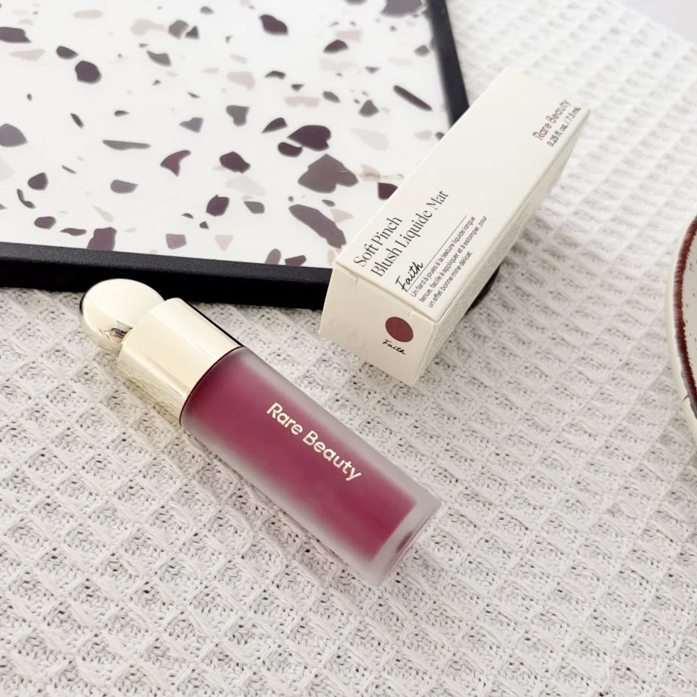 Rare Beauty Soft Pinch Liquid Blush, fini soyeux, léger, respirant, longue tenue, effet repulpant, Hope Love Virtue Happy Wonder Worth