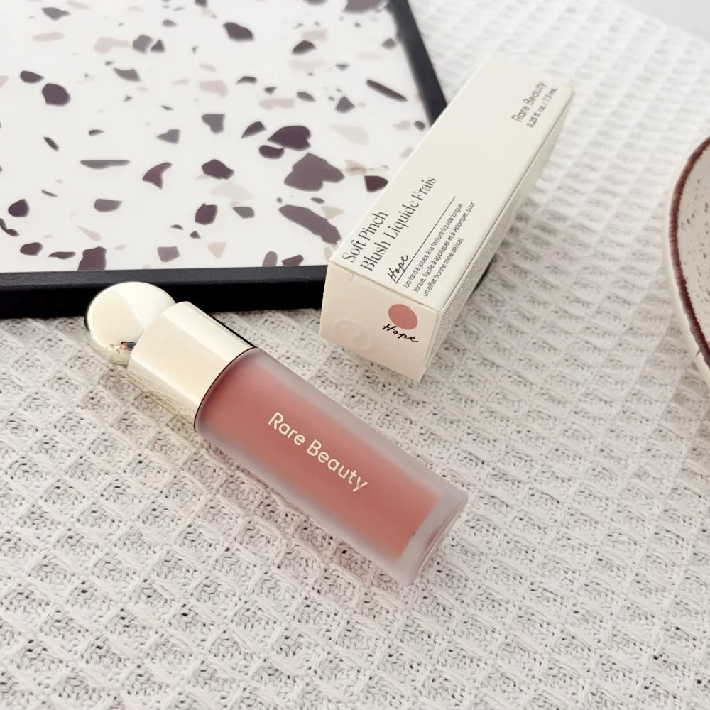 Rare Beauty Soft Pinch Liquid Blush, fini soyeux, léger, respirant, longue tenue, effet repulpant, Hope Love Virtue Happy Wonder Worth