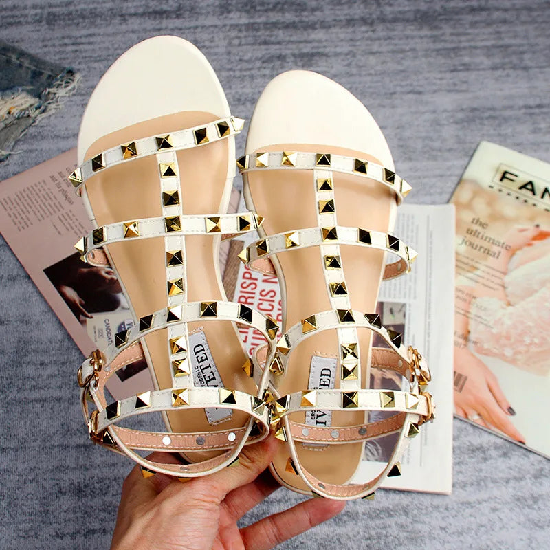 Sandales d'été pour femmes, chaussures plates décontractées pour dames, style simple, design rivet à la mode, pour la marche et le shopping, grande taille 41-43