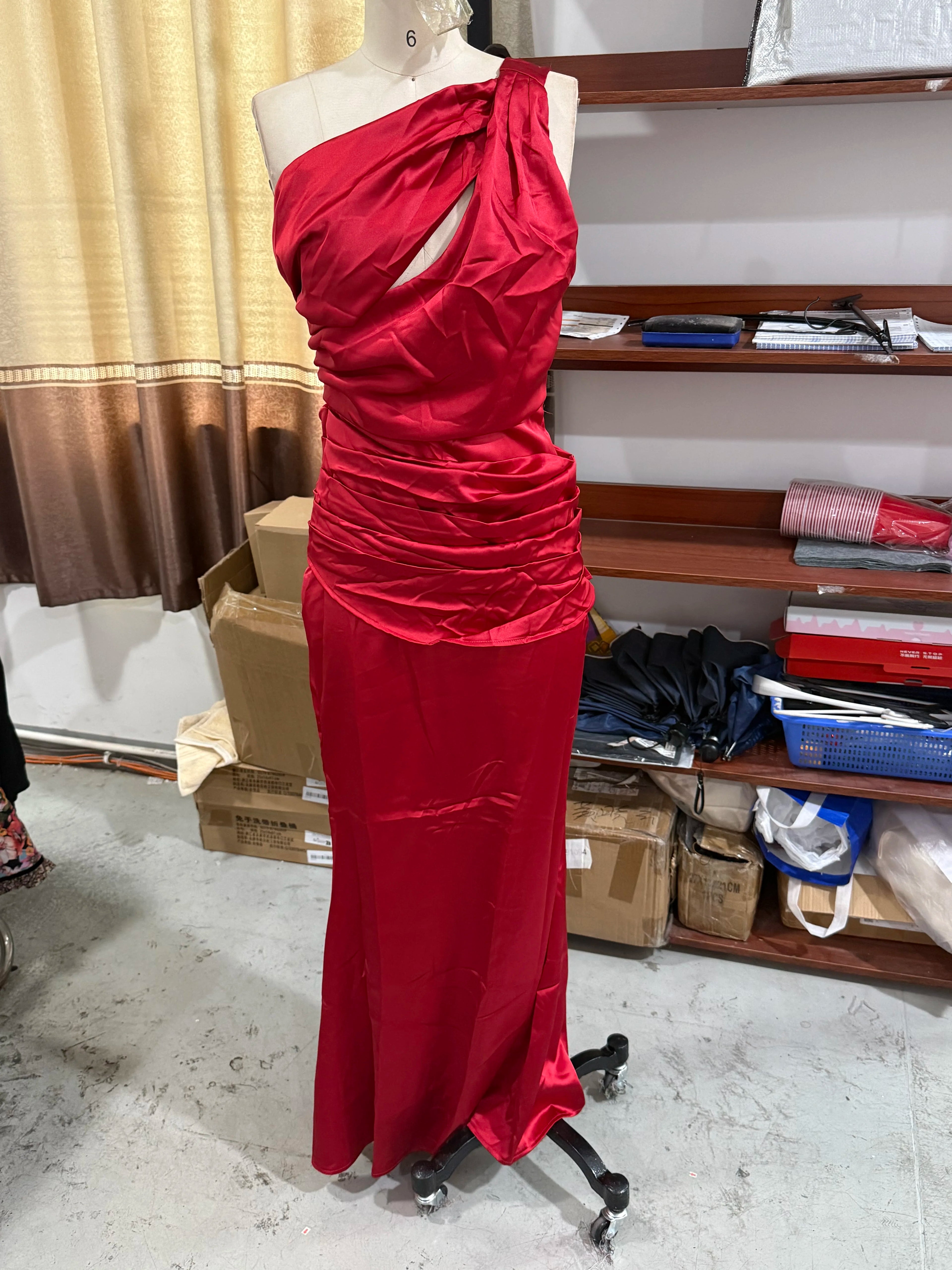 Robe longue plissée unie sexy pour femme, style licou, sans manches, dos nu, cintrée à la taille, fendue, pour soirées d'été 2026