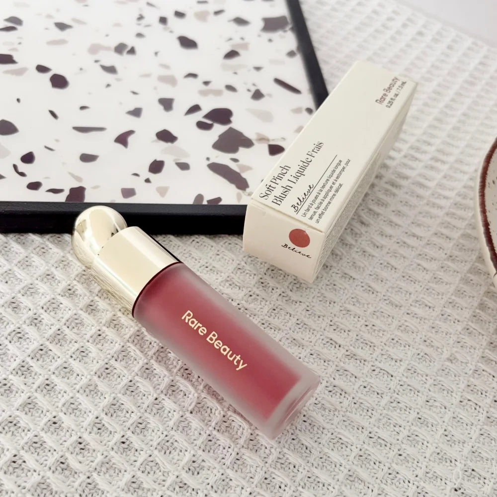 Rare Beauty Soft Pinch Liquid Blush, fini soyeux, léger, respirant, longue tenue, effet repulpant, Hope Love Virtue Happy Wonder Worth